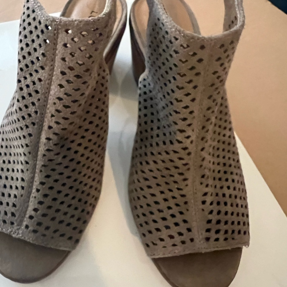Lucky Brand Women's Tan Peep-Toe Slingback Shoes in 7.5